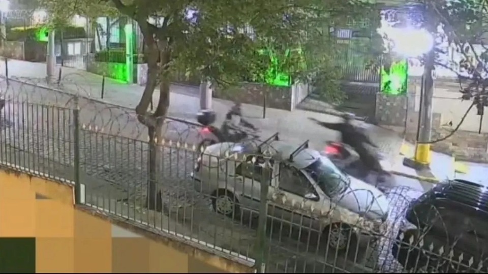 VÍDEO: Imagens mostram agente reagindo a tentativa de assalto video:-imagens-mostram-agente-reagindo-a-tentativa-de-assalto