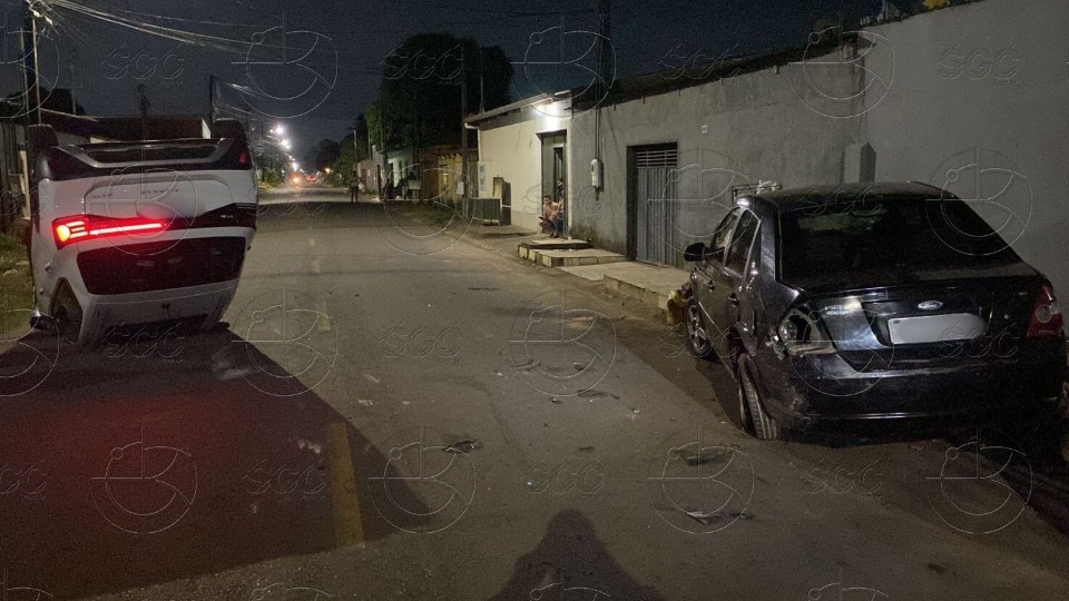 VÍDEO: Carro capota após colisão com veículo estacionado video:-carro-capota-apos-colisao-com-veiculo-estacionado