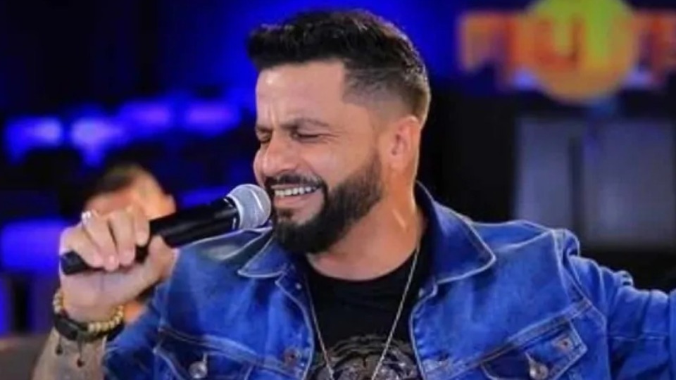 Cantor sertanejo é morto a tiros por homens que fingiam ser policiais cantor-sertanejo-e-morto-a-tiros-por-homens-que-fingiam-ser-policiais