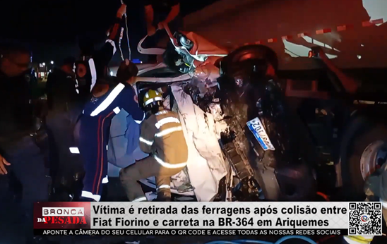 Vítima é retirada das ferragens após colisão entre Fiat Fiorino e carreta na BR–364 vitima-e-retirada-das-ferragens-apos-colisao-entre-fiat-fiorino-e-carreta-na-br–364