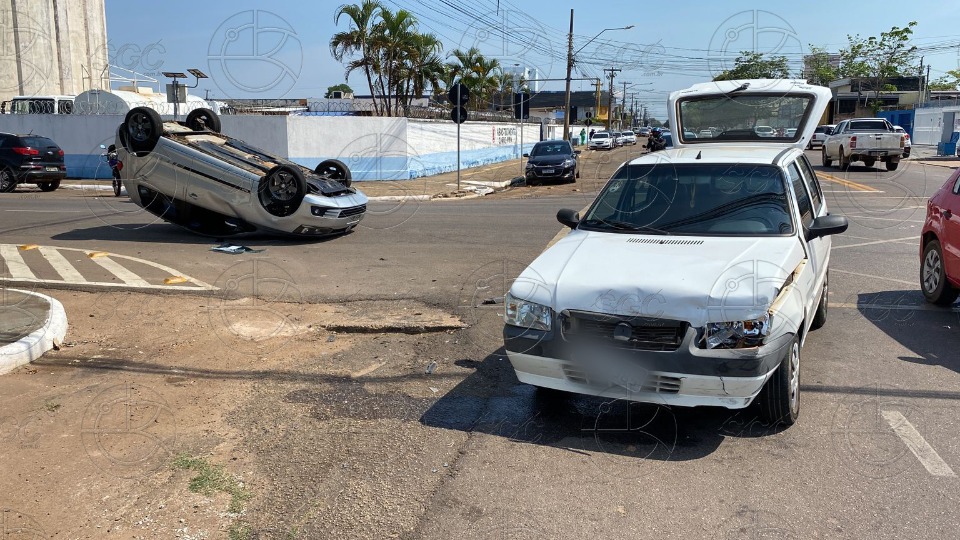 VÍDEO: Colisão entre veículos provoca capotamento na região central video:-colisao-entre-veiculos-provoca-capotamento-na-regiao-central