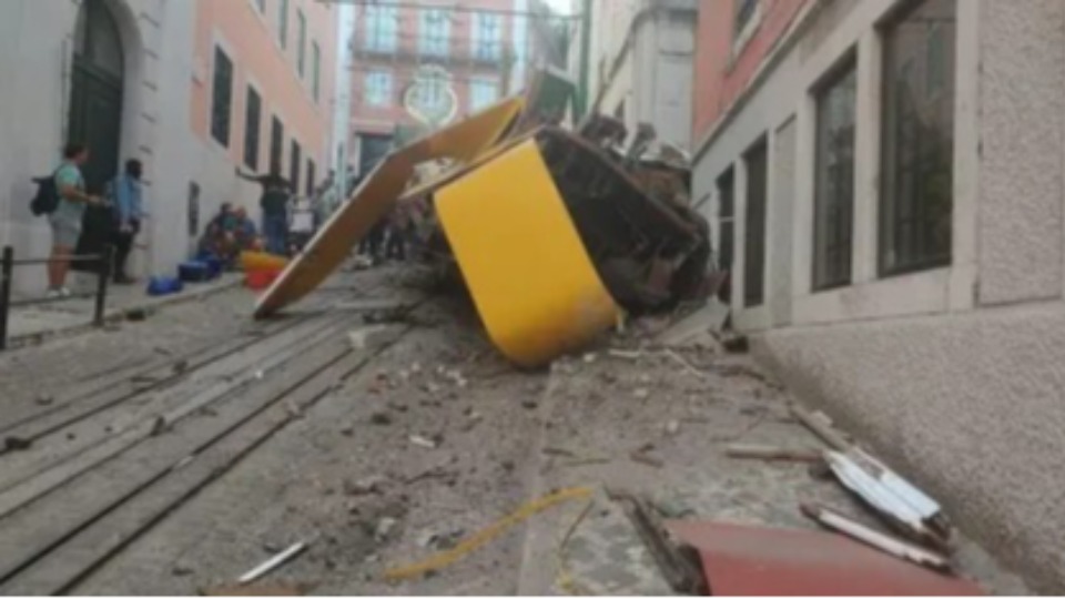 Elevador da Glória descarrila em Lisboa e deixa ao menos 15 mortos elevador-da-gloria-descarrila-em-lisboa-e-deixa-ao-menos-15-mortos