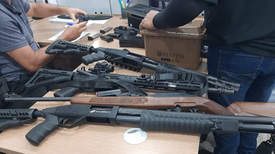 Investigadores da Polícia Civil prendem fugitivo de Goiás com armas, munições e medicamentos investigadores-da-policia-civil-prendem-fugitivo-de-goias-com-armas,-municoes-e-medicamentos