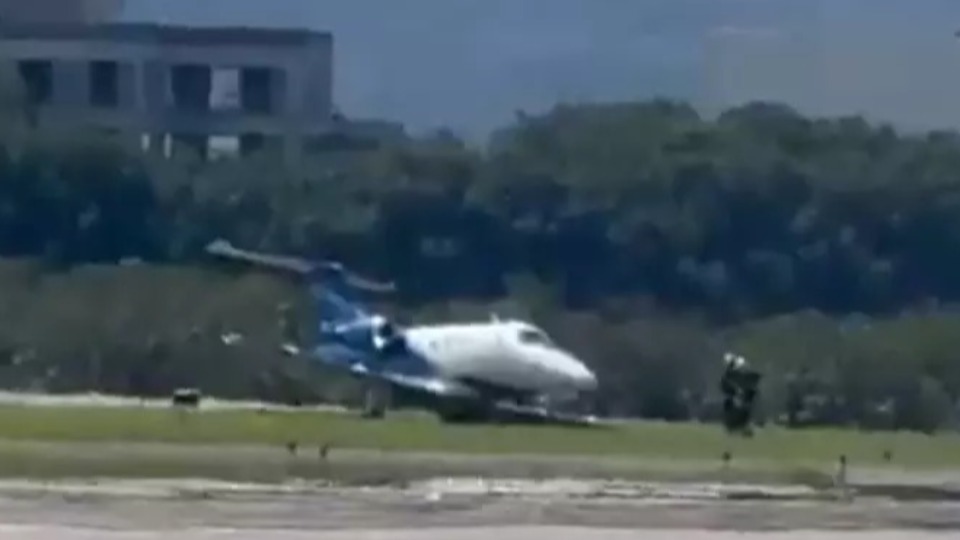 Aeronave sai da pista durante pouso em aeroporto aeronave-sai-da-pista-durante-pouso-em-aeroporto