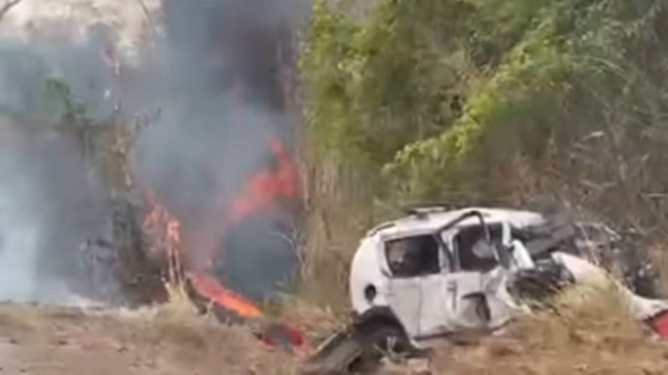 Vídeo: caminhão bate em carro na BR-040, pega fogo, e mulher morre video:-caminhao-bate-em-carro-na-br-040,-pega-fogo,-e-mulher-morre
