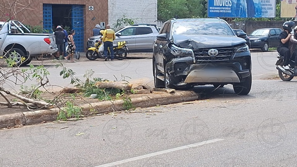 Colisão entre caminhonetes deixa médico ferido na Avenida Nações Unidas colisao-entre-caminhonetes-deixa-medico-ferido-na-avenida-nacoes-unidas