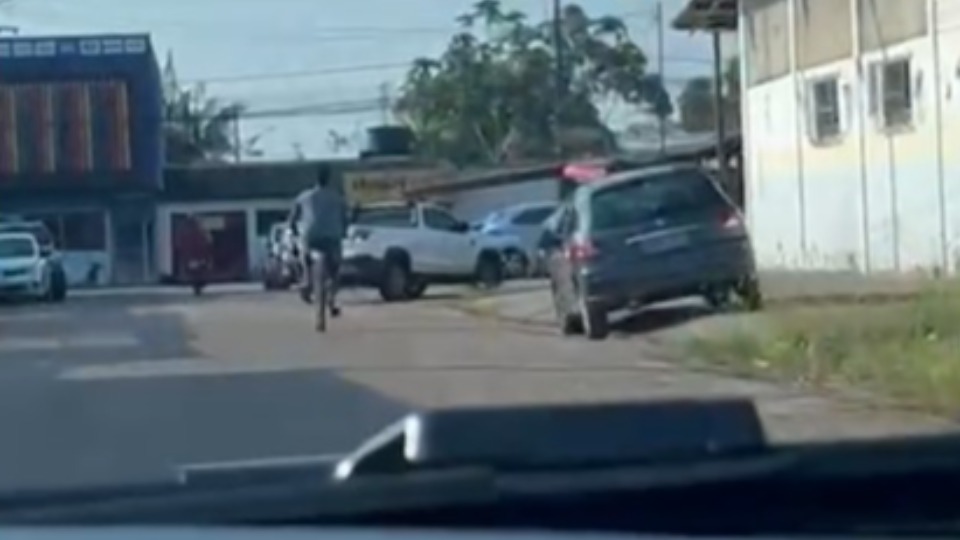 Vídeo mostra mãe perseguindo foragido condenado por estupro de vulnerável em Porto Velho video-mostra-mae-perseguindo-foragido-condenado-por-estupro-de-vulneravel-em-porto-velho