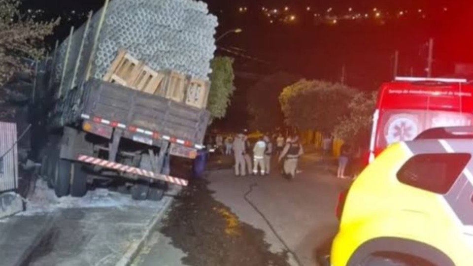 Carreta desgovernada destrói muros de imóveis carreta-desgovernada-destroi-muros-de-imoveis