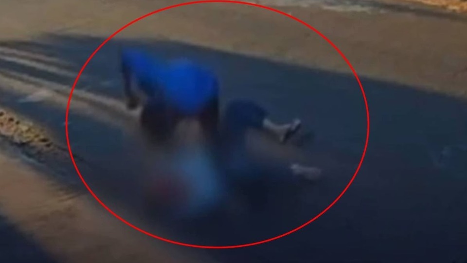 Vídeo: homem de 70 anos leva vários socos enquanto caminha com o neto video:-homem-de-70-anos-leva-varios-socos-enquanto-caminha-com-o-neto