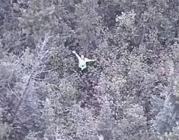 Mulher é resgatada de helicóptero após se perder em desafio do YouTube mulher-e-resgatada-de-helicoptero-apos-se-perder-em-desafio-do-youtube