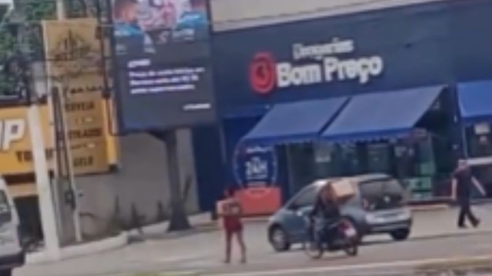 Vídeo mostra momento que mulher é atropelada video-mostra-momento-que-mulher-e-atropelada