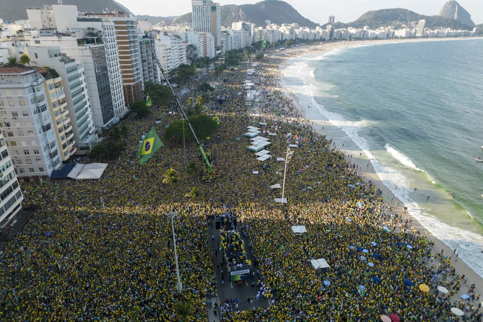 VÍDEO: Multidão lota a praia de Copacabana em apoio ao ex-presidente Jair Bolsonaro video:-multidao-lota-a-praia-de-copacabana-em-apoio-ao-ex-presidente-jair-bolsonaro