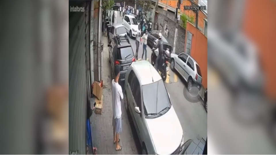 Vídeo: PM é agredido e atira contra moradores durante abordagem video:-pm-e-agredido-e-atira-contra-moradores-durante-abordagem