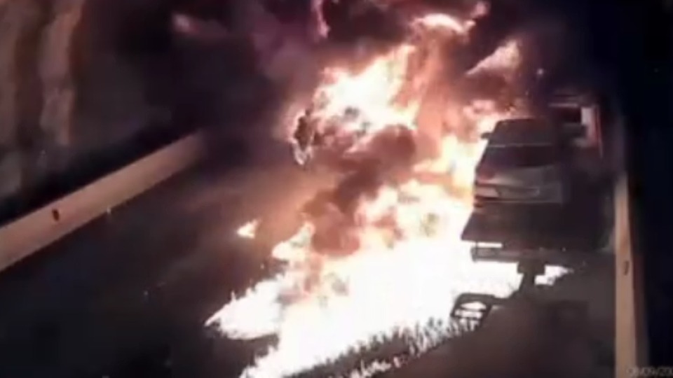 Vídeo: guincho pega fogo com carro e interdita túnel no litoral video:-guincho-pega-fogo-com-carro-e-interdita-tunel-no-litoral