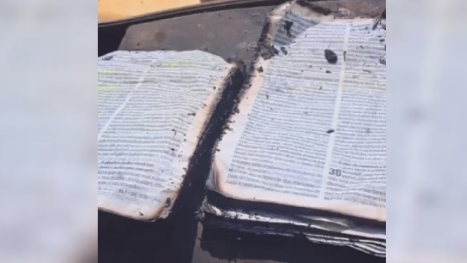 VÍDEO: Bíblia resiste ao fogo que destruiu seis casas video:-biblia-resiste-ao-fogo-que-destruiu-seis-casas