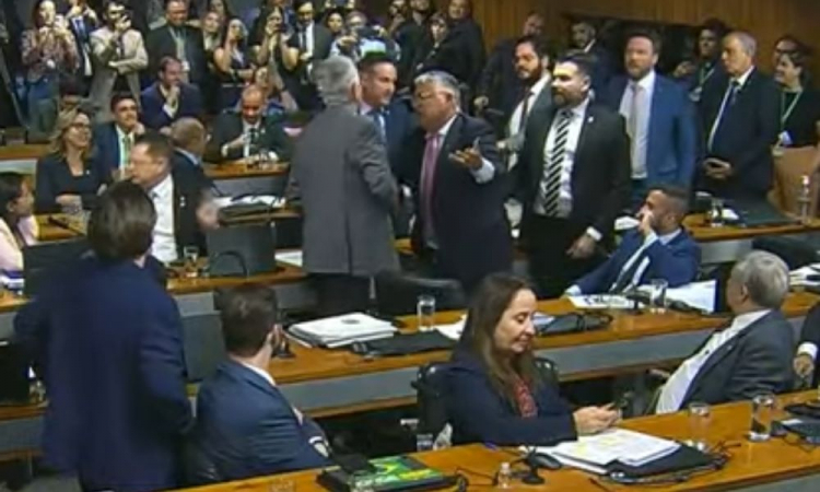 Sessão da CPMI do INSS é interrompida por bate-boca e confusão sessao-da-cpmi-do-inss-e-interrompida-por-bate-boca-e-confusao