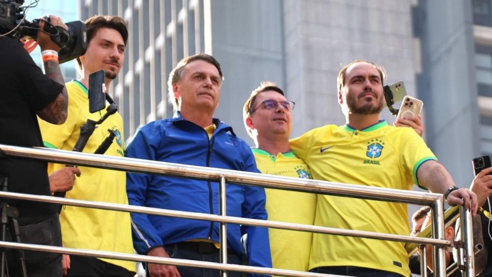 Filhos de Bolsonaro pedem anulação de julgamento após falas de Fux filhos-de-bolsonaro-pedem-anulacao-de-julgamento-apos-falas-de-fux