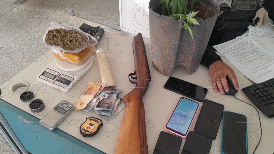 VÍDEO: Polícia Civil prende três pessoas em operação contra roubo e tráfico em Monte Negro video:-policia-civil-prende-tres-pessoas-em-operacao-contra-roubo-e-trafico-em-monte-negro