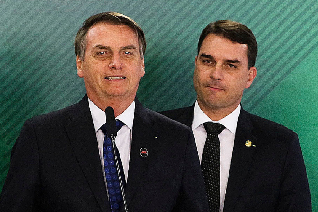 Filhos de Bolsonaro e apoiadores exaltam voto de Fux e pedem anulação de julgamento filhos-de-bolsonaro-e-apoiadores-exaltam-voto-de-fux-e-pedem-anulacao-de-julgamento