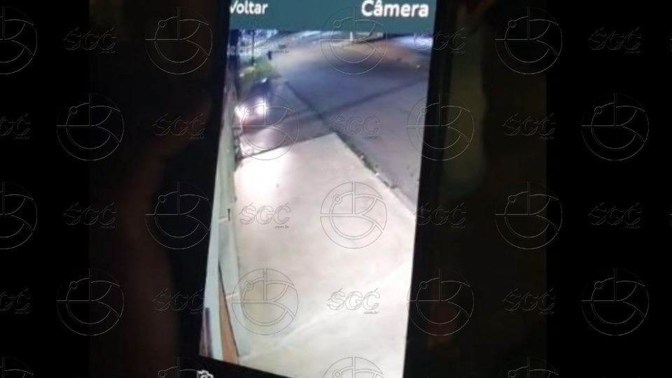 VÍDEO: Carro atinge motocicleta e derruba muro de residência video:-carro-atinge-motocicleta-e-derruba-muro-de-residencia