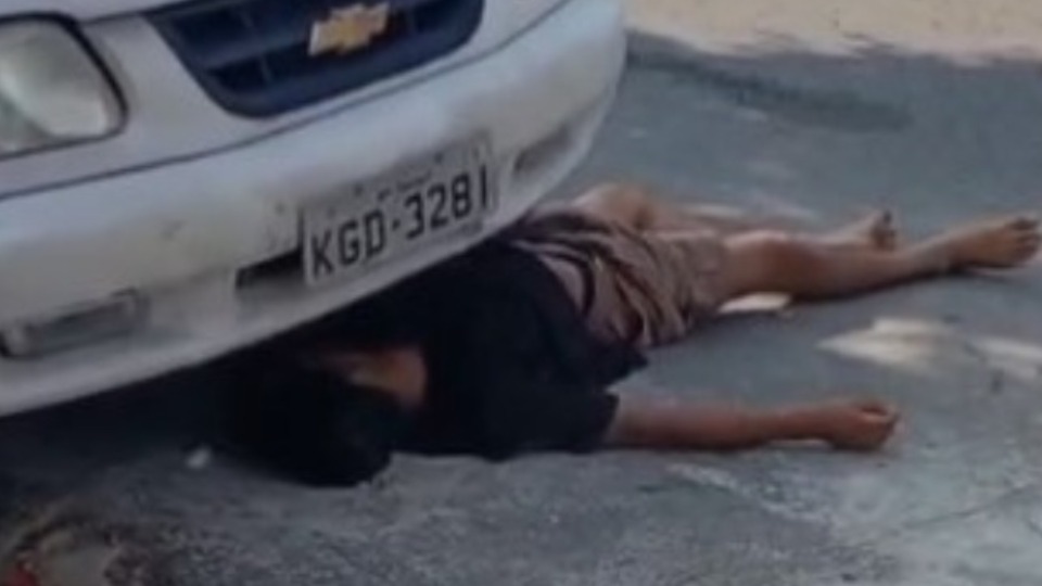 VÍDEO: suspeito de roubo se finge de morto para escapar de espancamento video:-suspeito-de-roubo-se-finge-de-morto-para-escapar-de-espancamento