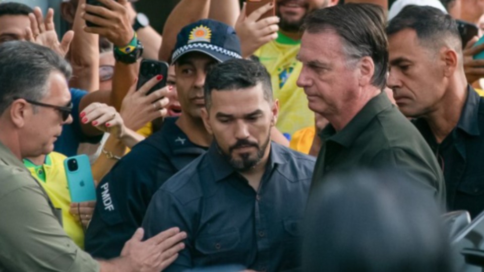 Apoiadores vão a hospital em 1ª saída de Bolsonaro após condenação apoiadores-vao-a-hospital-em-1a-saida-de-bolsonaro-apos-condenacao