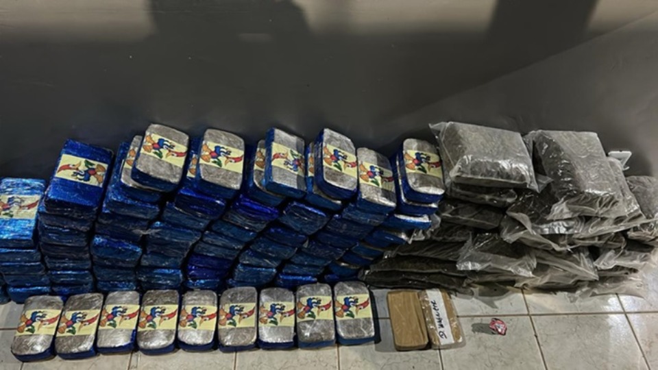 Denúncia anônima faz PM apreender 120kg de maconha e 2 kg de crack denuncia-anonima-faz-pm-apreender-120kg-de-maconha-e-2-kg-de-crack