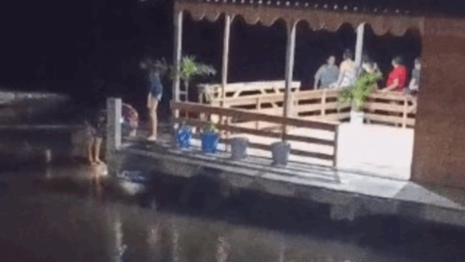 VÍDEOS: criança de 4 anos desaparece após cair na água em flutuante videos:-crianca-de-4-anos-desaparece-apos-cair-na-agua-em-flutuante