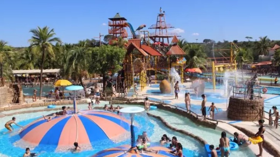 Jovem de 15 anos morre após cair de toboágua de parque aquático jovem-de-15-anos-morre-apos-cair-de-toboagua-de-parque-aquatico