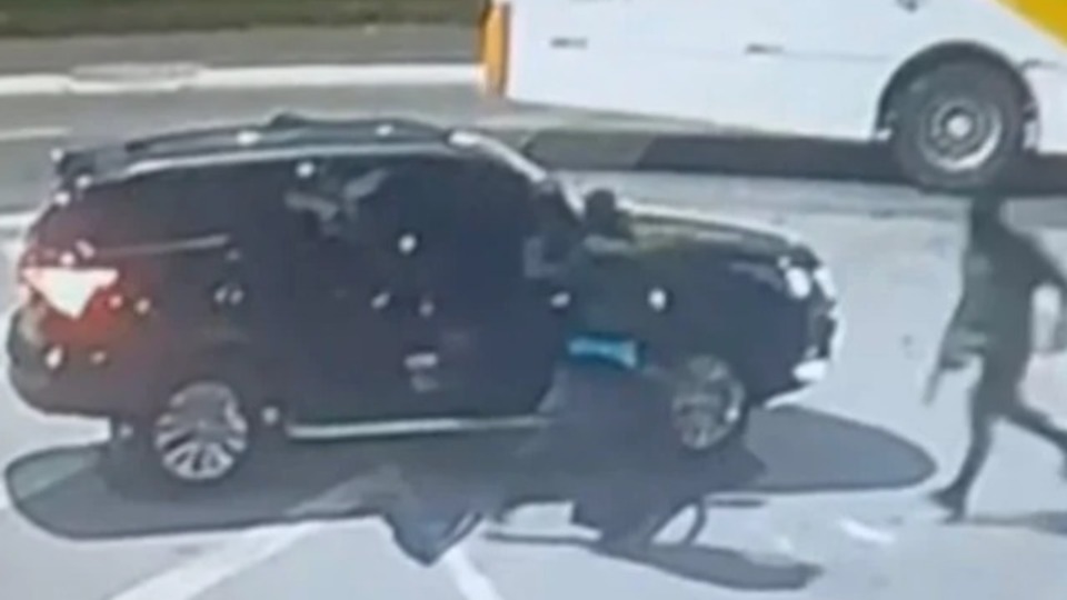 VÍDEO: imagens mostram momento de atentado contra ex-delegado-geral video:-imagens-mostram-momento-de-atentado-contra-ex-delegado-geral