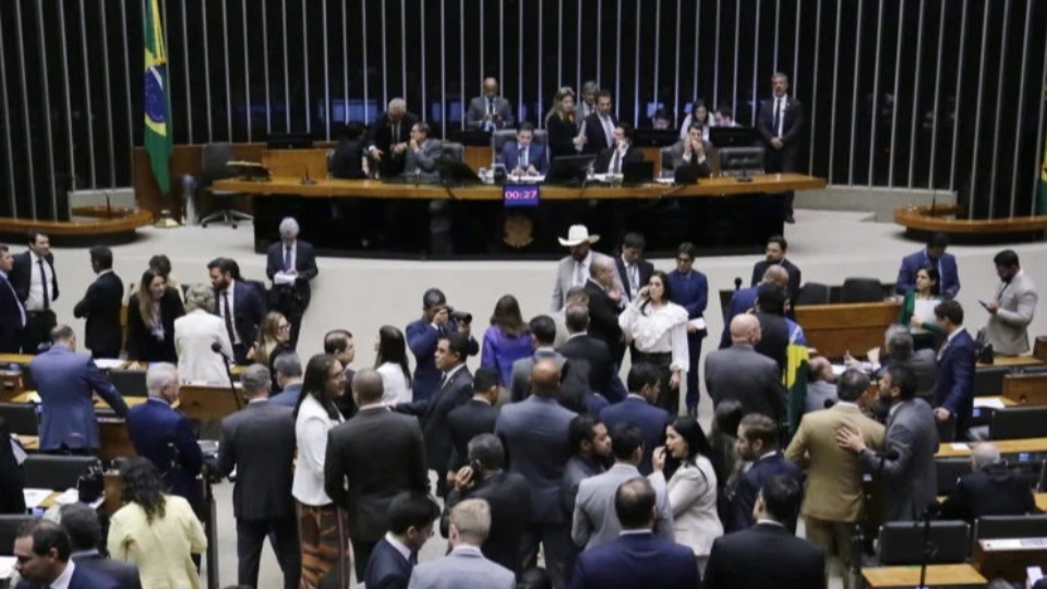 Câmara aprova PEC da blindagem que dificulta ações judiciais contra parlamentares camara-aprova-pec-da-blindagem-que-dificulta-acoes-judiciais-contra-parlamentares