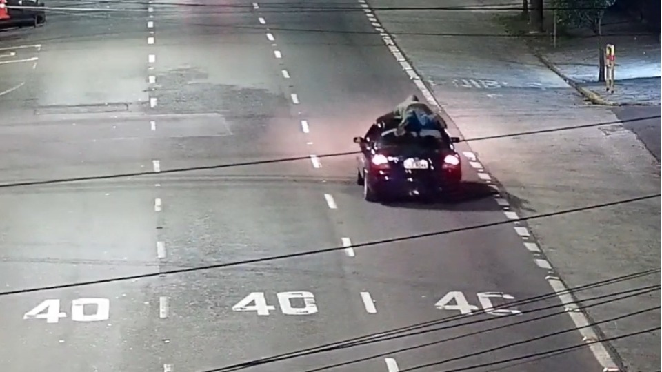 VÍDEO: homem é flagrado em cima de carro em movimento video:-homem-e-flagrado-em-cima-de-carro-em-movimento
