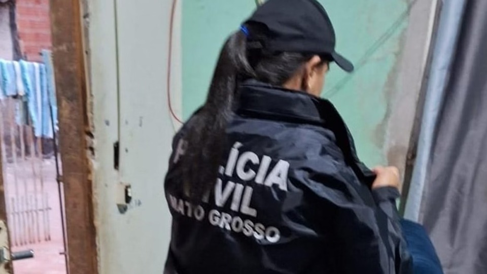 Mãe é presa após jogar água quente no filho de 10 anos mae-e-presa-apos-jogar-agua-quente-no-filho-de-10-anos