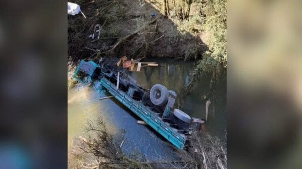 Motorista morre após caminhão capotar, cair de ponte e ficar submerso motorista-morre-apos-caminhao-capotar,-cair-de-ponte-e-ficar-submerso