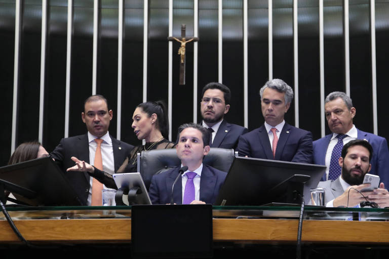 Câmara aprova em 1º turno blindagem inédita a Congresso em resposta a STF camara-aprova-em-1o-turno-blindagem-inedita-a-congresso-em-resposta-a-stf