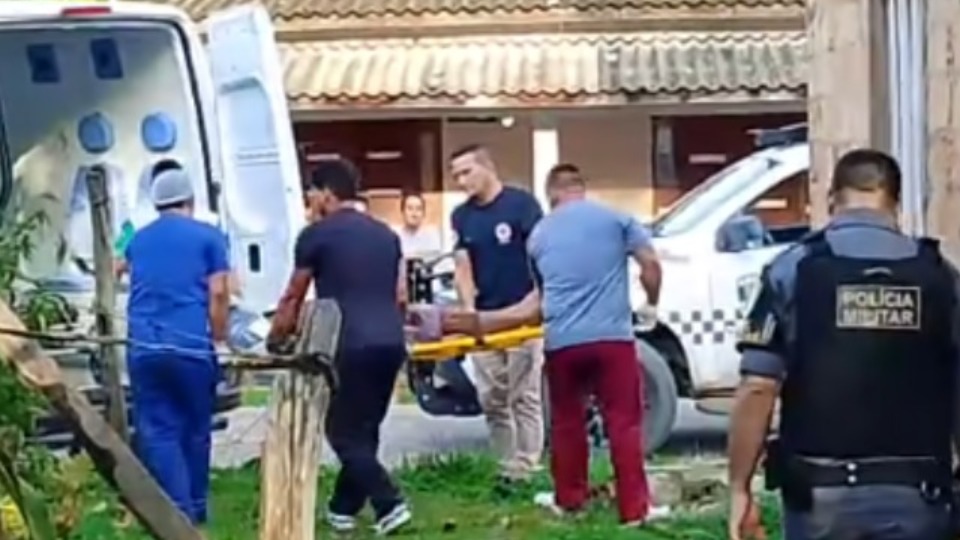 VÍDEO: homem morre após levar facada; irmão é suspeito do crime video:-homem-morre-apos-levar-facada;-irmao-e-suspeito-do-crime
