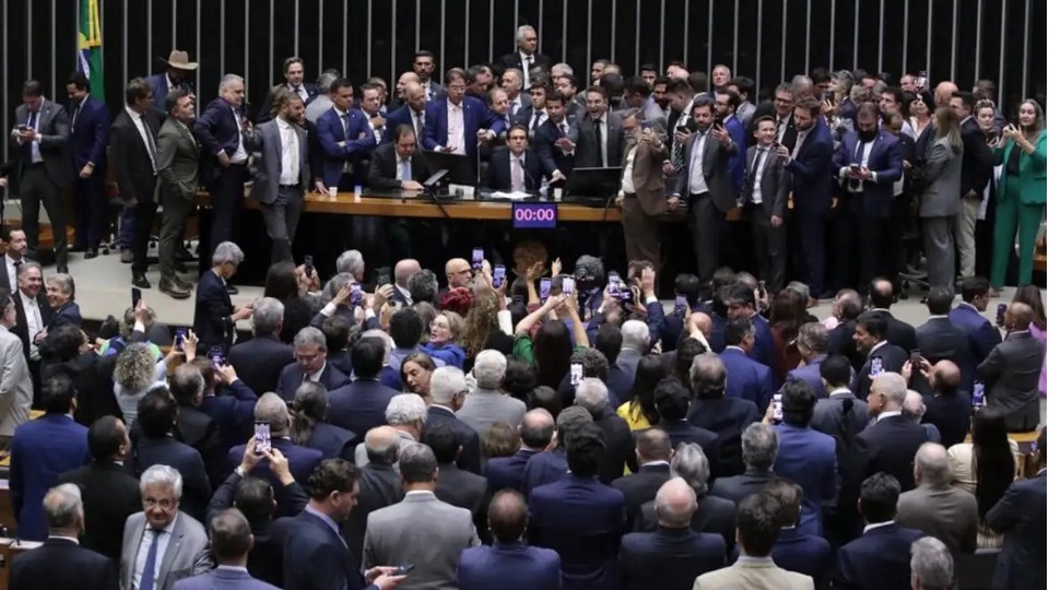 Corregedor da Câmara pede suspensão de 3 deputados envolvidos em motim corregedor-da-camara-pede-suspensao-de-3-deputados-envolvidos-em-motim