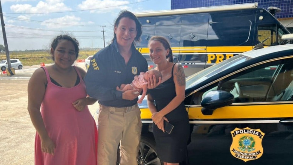 Policial rodoviário federal salva bebê de 14 dias engasgada policial-rodoviario-federal-salva-bebe-de-14-dias-engasgada