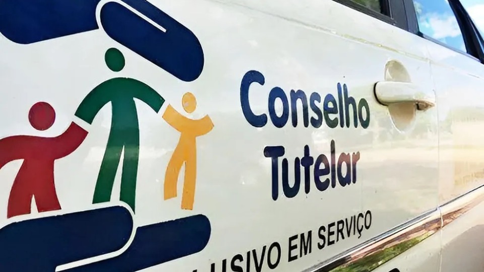 Casal é preso por abandono de incapaz após deixar filha de 3 anos sozinha para ir a festa casal-e-preso-por-abandono-de-incapaz-apos-deixar-filha-de-3-anos-sozinha-para-ir-a-festa