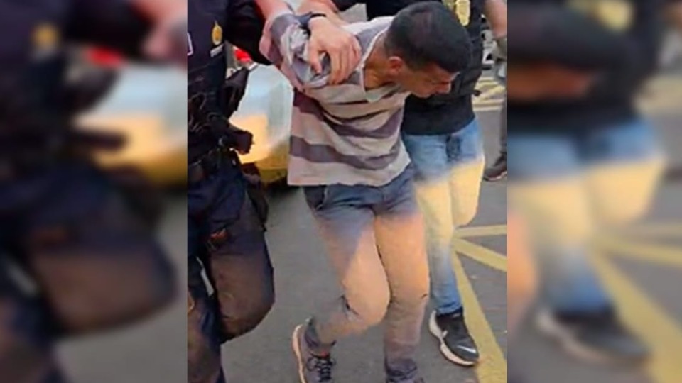 Homem coloca fogo na casa da ex com os filhos dentro homem-coloca-fogo-na-casa-da-ex-com-os-filhos-dentro