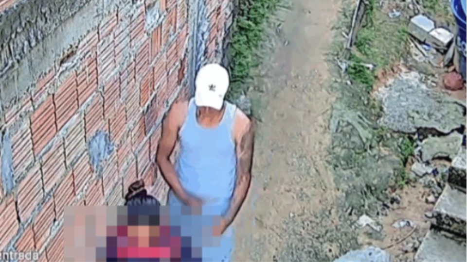 VÍDEO: homem se masturba e agarra adolescente em beco video:-homem-se-masturba-e-agarra-adolescente-em-beco