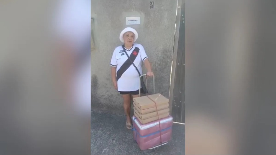 Com camisa do Vasco, vendedora é agredida por torcedores do Flamengo com-camisa-do-vasco,-vendedora-e-agredida-por-torcedores-do-flamengo