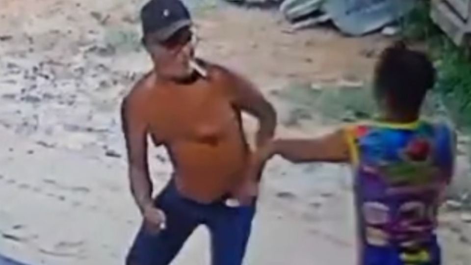 VÍDEO: idoso é assassinado a facadas em bar video:-idoso-e-assassinado-a-facadas-em-bar