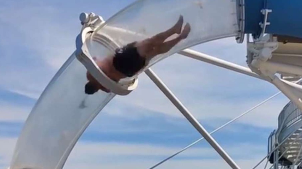 VÍDEO: Turista fica presa em toboágua de cruzeiro a 48 metros do mar video:-turista-fica-presa-em-toboagua-de-cruzeiro-a-48-metros-do-mar