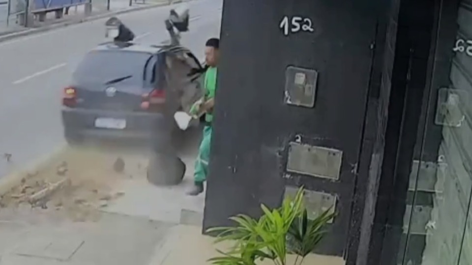 VÍDEO: carro passa de raspão e quase atropela homem video:-carro-passa-de-raspao-e-quase-atropela-homem