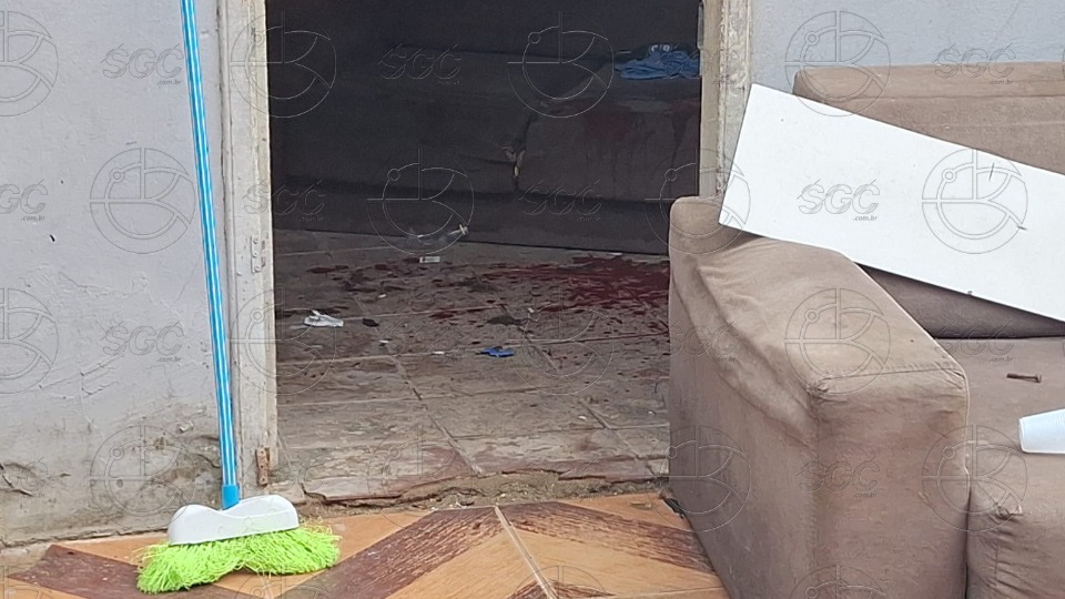 VÍDEO: Homem é morto a golpes de vassoura e faca em Candeias do Jamari video:-homem-e-morto-a-golpes-de-vassoura-e-faca-em-candeias-do-jamari
