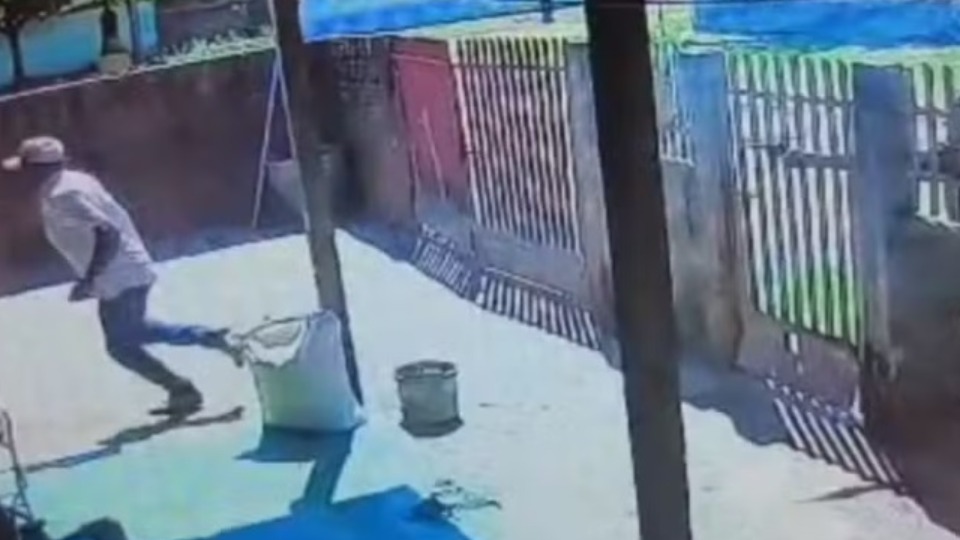 VÍDEO: homem é executado a tiros ao atender suspeito no portão de casa video:-homem-e-executado-a-tiros-ao-atender-suspeito-no-portao-de-casa