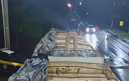 PRF em Rondônia apreende mais de 3.700 caixas de bebidas com apoio da SEFIN em Ji–Paraná prf-em-rondonia-apreende-mais-de-3.700-caixas-de-bebidas-com-apoio-da-sefin-em-ji–parana
