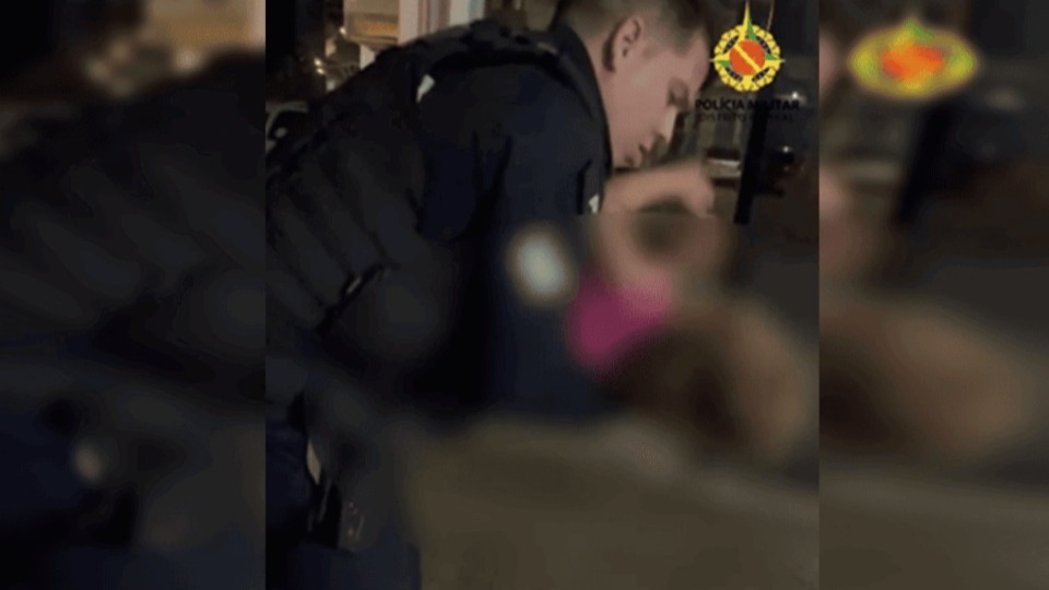VÍDEO: bebê de 2 anos é salva por PM após se engasgar video:-bebe-de-2-anos-e-salva-por-pm-apos-se-engasgar