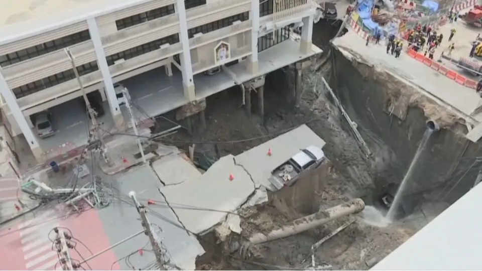 VÍDEO: Cratera gigante se abre em frente a hospital na Tailândia video:-cratera-gigante-se-abre-em-frente-a-hospital-na-tailandia